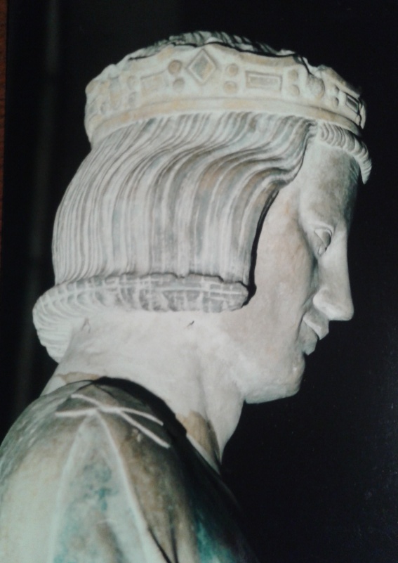 Kopf in Profil von Saint-Louis aus Mainneville in Frankreich. Ludwig IX. und die skulpturale Repräsentation.