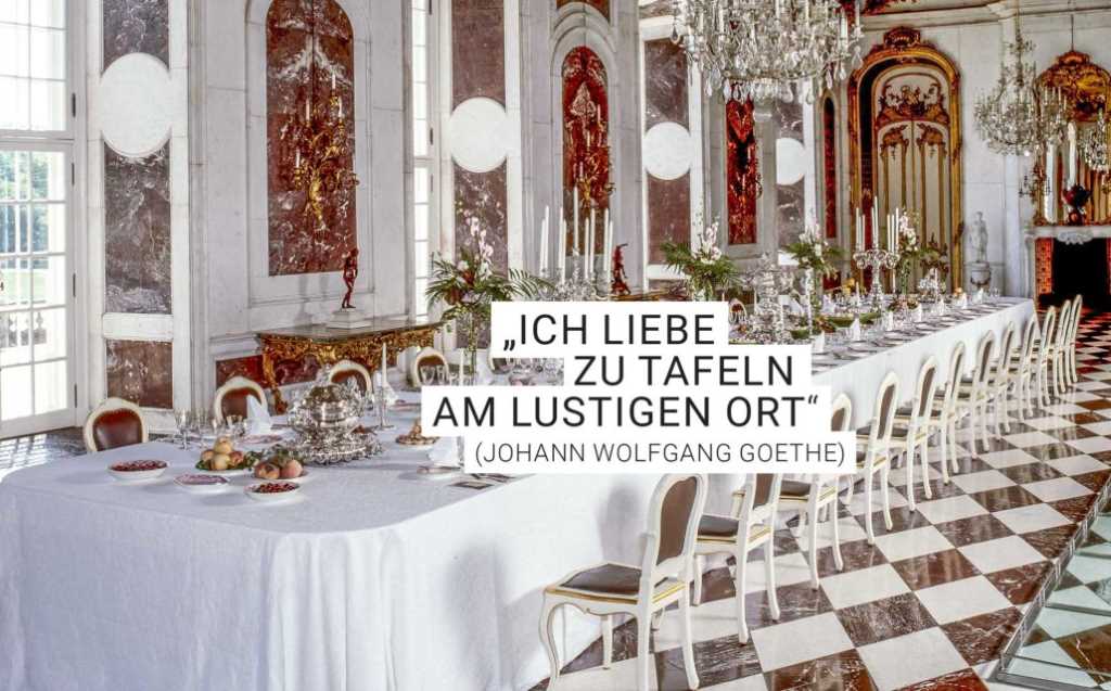 Herrschaftliche Tafel, fein gedeckt mit Zitat von Goethe: "Ich lieb zu tafeln am lustigen Ort". Illustrierend zur Blogparade #SchlossGenuss. Foto von Stiftung Preußische Schlösser und Gärten Berlin-Brandenburg 