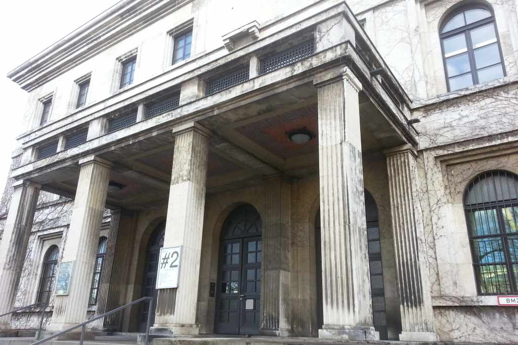 Blick auf den Eingang vom Zentralinstitut für Kunstgeschichte.