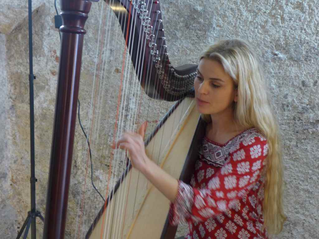 Marion Hensel spielt die Harfe. Sie organisiert den 3. Burghauser Harfenfrühling
