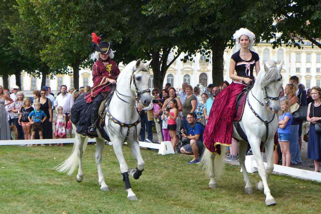 Zweit kostümierte Reiter zeigen ihre Reitkünste im Schlosspark Schleißheim.