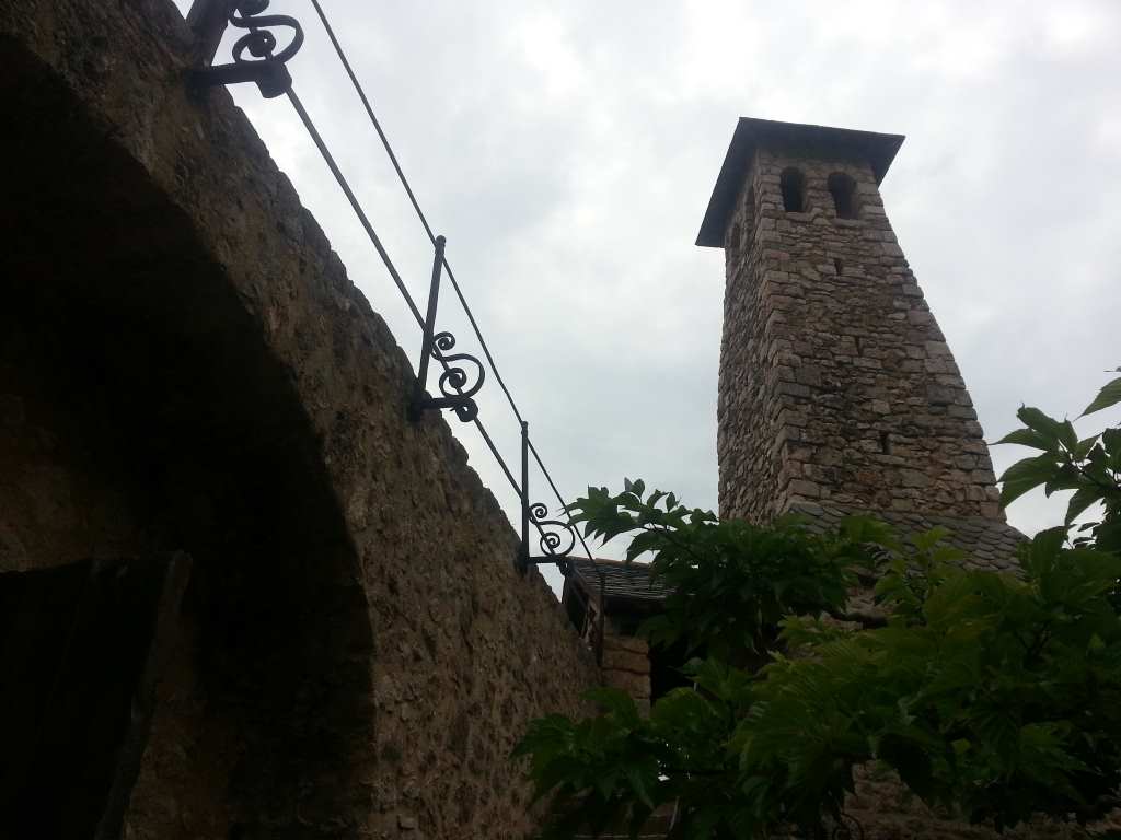 Mittelalterlicher Steinturm mit Brücke. Festung auf unserem Kulturtrip durch Südfrankreich. Kulturerlebnis hoch zehn.