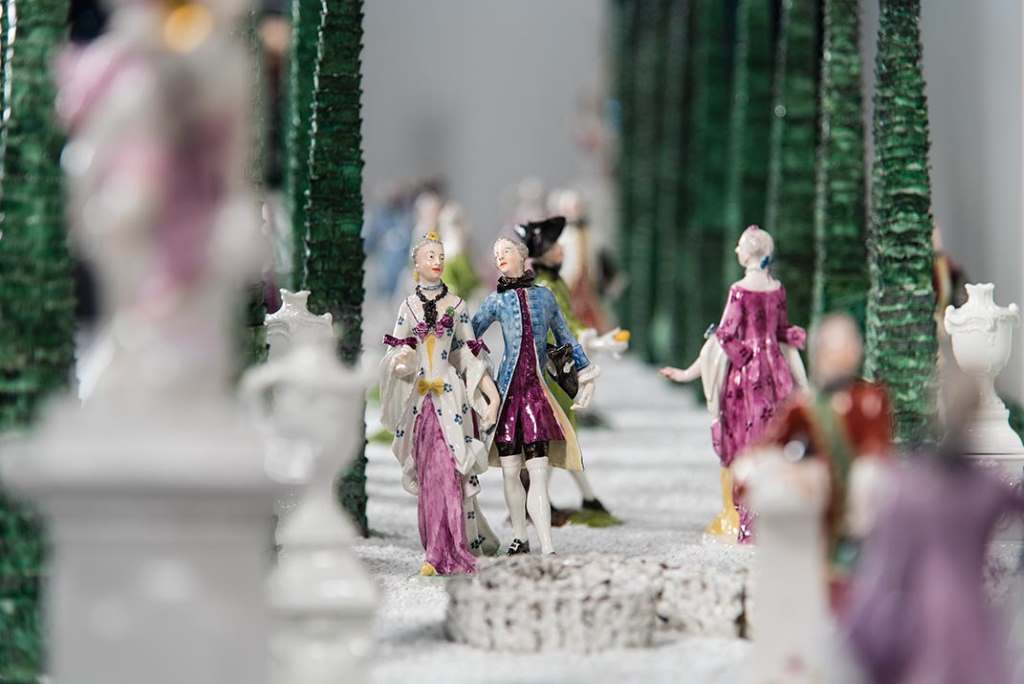 Blick in den Lustgarten en miniture aus Nymphenburger Porzellan. Figurenpaare, einzelne Porzellanfiguren wandeln anmutigt durch den Barockgarten. Franz Anton Bustelli schuf den Tafelaufsatz im Bayerischen Nationalmuseum München.
