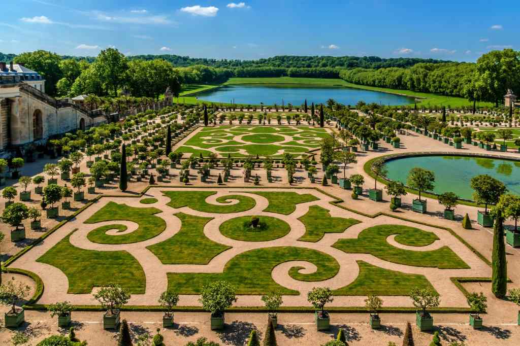 Aufsicht auf den Schlossgarten von Versailles mit Boskettgarten, Fontänen.