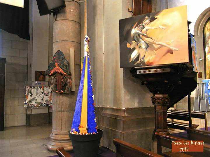 Kirchenraum, der zur Ausstellung umfunktioniert wurde. Kunstwerke und Skultpturen werden gezeigt am Aschermittwoch in Nizza.