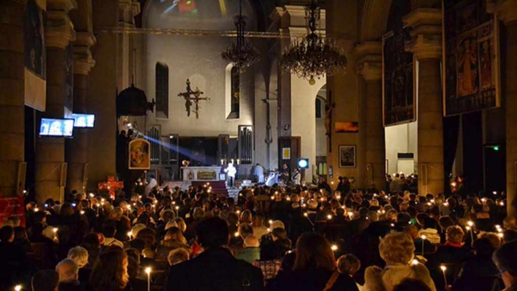 Kirschenraum mit Menschen gefüllt bereit für die Messe des Artistes in Nizza