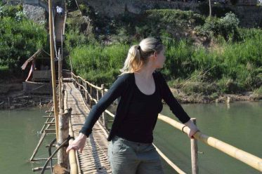 Ricarda Hollweg auf einer Holzbrücke. Die Reisebloggerin sucht und findet überall in der Welt Hiddentraces.