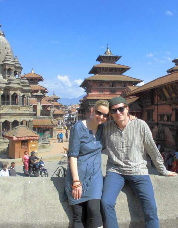 Ricarda und Chris Hollweg vor toller asiatischer Kulisse. Ein sehr empfehlenswertes Reiseblog "Hiddentraces". 