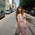 Porträtaufnahme von Anja Schauberger von Mit Vergnügen München im Sommerkleid. Sie gibt Ausgehtipps rund um München.