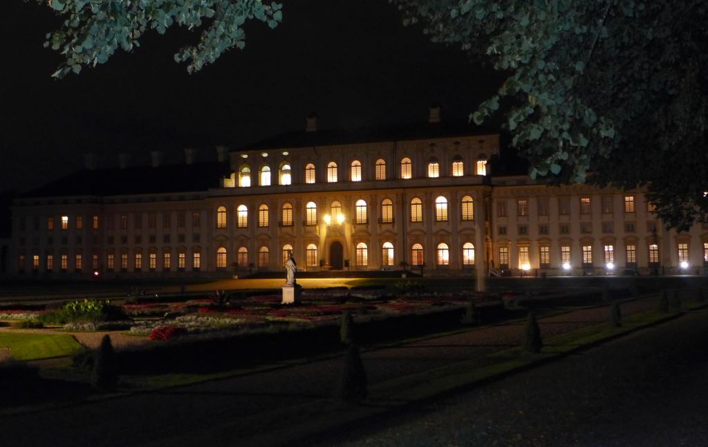 Das Neue Schloss Schleißheim erleuchtet am Abend von der Gartenseite aus gesehen. Die Kutschengala bot mir reichhaltige Bloggererkenntnis