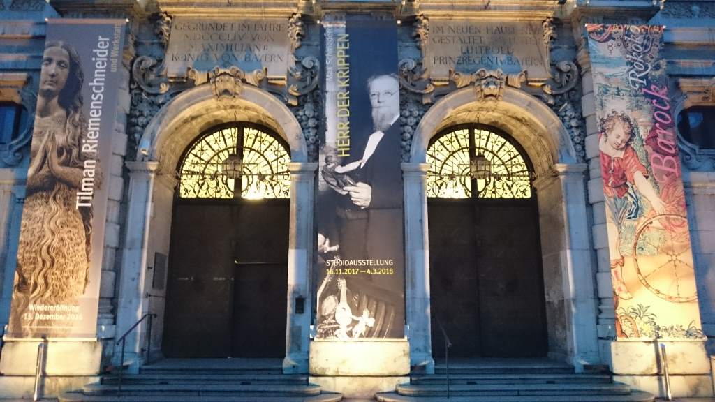 Eingang des Bayerischen Nationalmuseums am Abend mit Banner der Ausstellung "Herr der Krippen - Max Schmederer. Sammler, Stifter und Visionär". Läuft noch bis zum 4. März 2018.