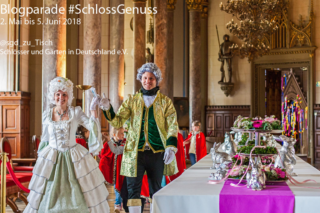 Festliche Tafel in der Burg Hohenzollern. Historisch gekleidete Personen. Blogparade #SchlossGenuss