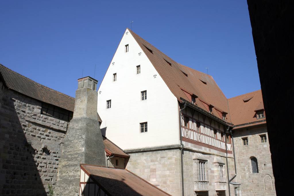 Altes Schloss der Cadolzburg mit Küche und Ochsenschloss bei Sonnenschein - ein Beitrag zur Blogparade #SchlossGenuss aus der Cadolzburg.