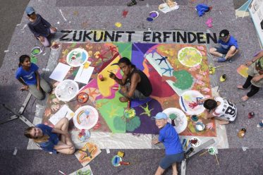 Kinder gestalten mit einem Künstler ein Bild ihrer Werte für eine friedliche und gerechtere Zukunft, Ökoprojekt MobilSpiel e.V., München, Foto von Andrea Huber, KunstWerkZukunft
