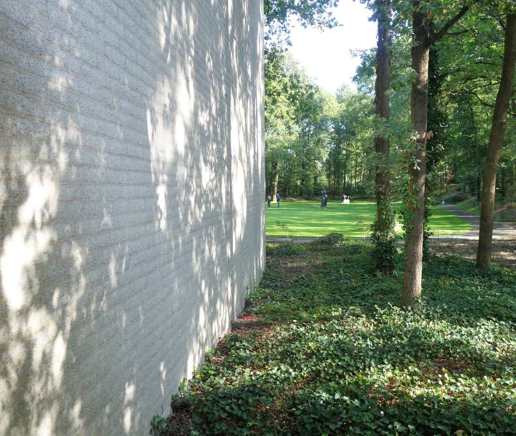 Aussenmauer der Erweiterungsbau, mit Blick auf den Skulpturenpark. Peter Soemers CC BY.
