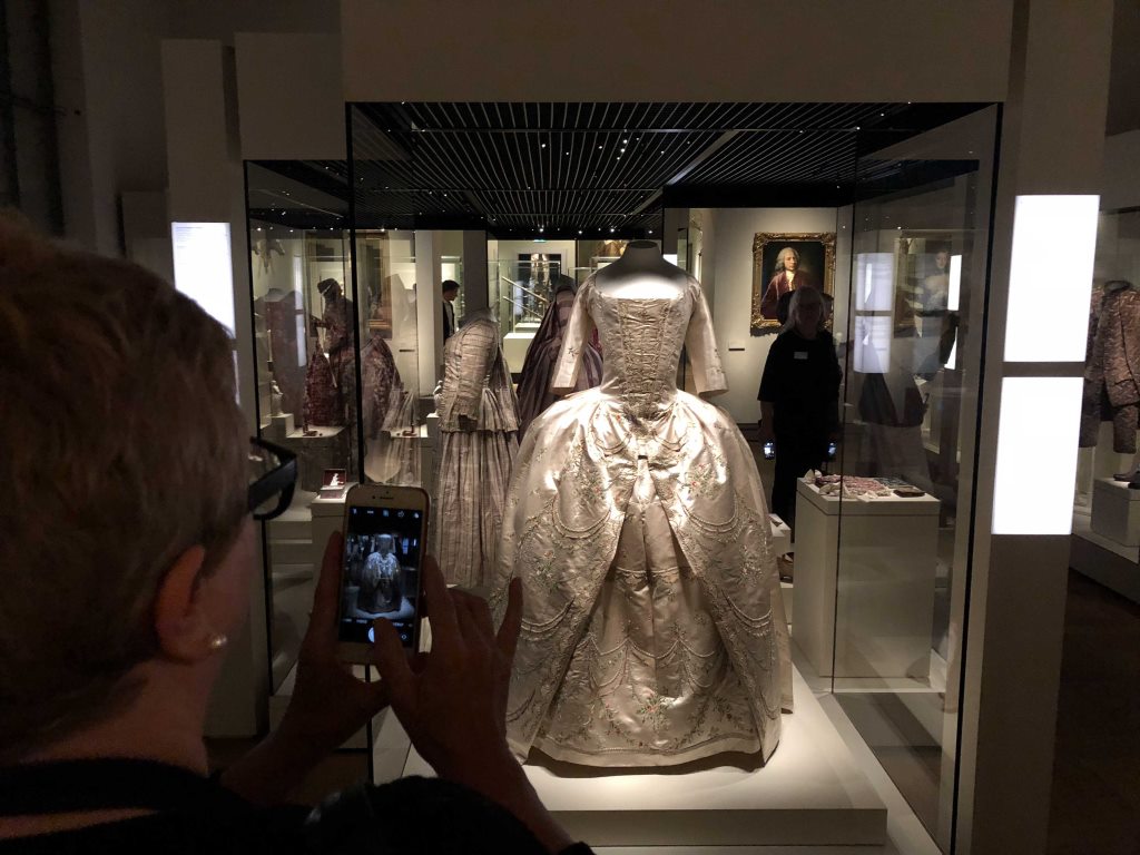 Barockes Kostüm fotografiert von einer Teilnehmerin des BloggerWalks #BarockerLuxus im Bayerischen Nationalmuseum. Digitale Kulturvermittlung at its best!