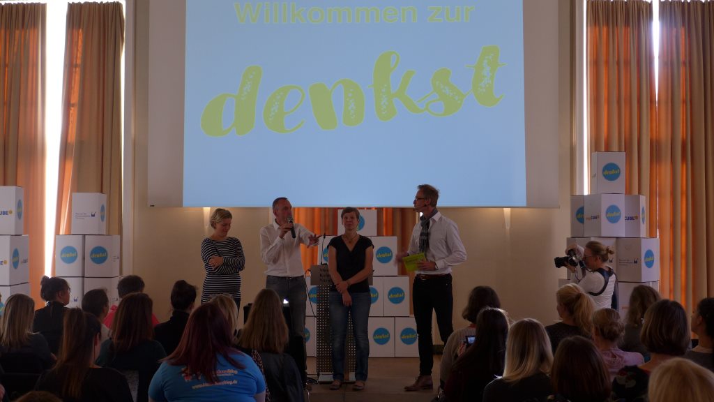 Blick auf Podium der #denkst18, der Elternbloggerkonferenz in Nürnberg mit den drei Organisatoren.