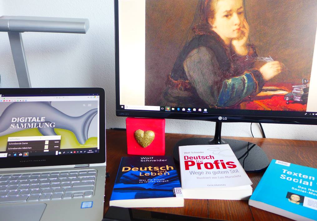 zwei computer mit Kunstmotiven: ein schreibendes Mädchen, davor drei Bücher zum besseren Schreibstil. Illustriert den Artikel 10 Tipps für gute Texte fürs Web.