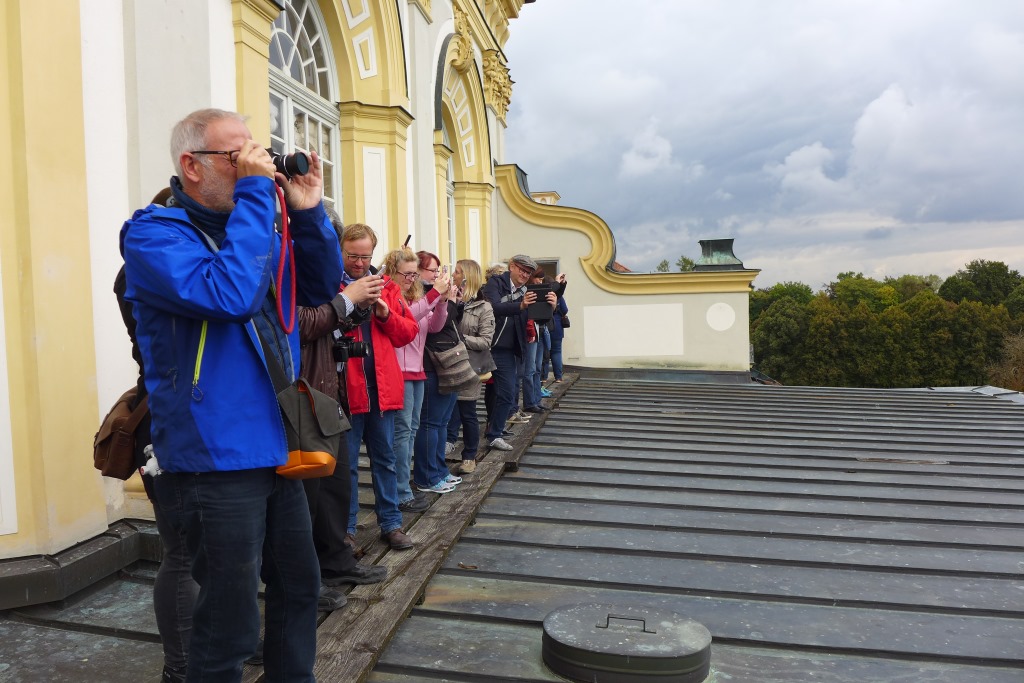 Blogger und Instagrammer auf dem SocialWalk #Lustwandeln im Schloss Schleißheim. Hier auf der Terrasse des Neuen Schlosses.