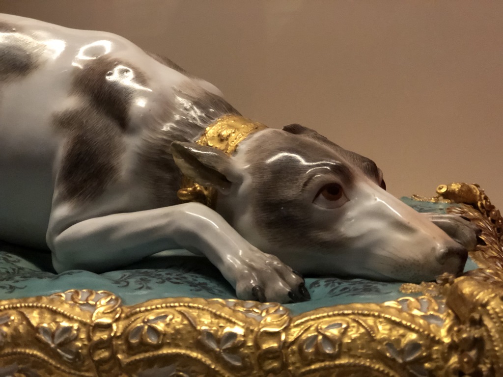 Ausschnitt vom Lieblingshund der Zarin Katharina II, Meißner Porzellan, Ausstellung "Treue Freunde. Hunde und Menschen" im Bayerischen Nationalmuseum. Das Werk besprechen wir auf dem BloggerWalk #bnmartdogs am 7. Februar 2020.