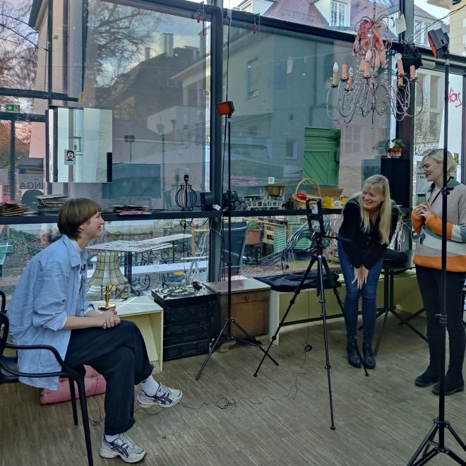 Filmdreh mit dem Smartphone: Reels fürs atelier monaco – Das Fest mit Beatrix Rinke (sitzend) und meiner Kollegin Rebecca Faber. Foto: Silvia Klein.