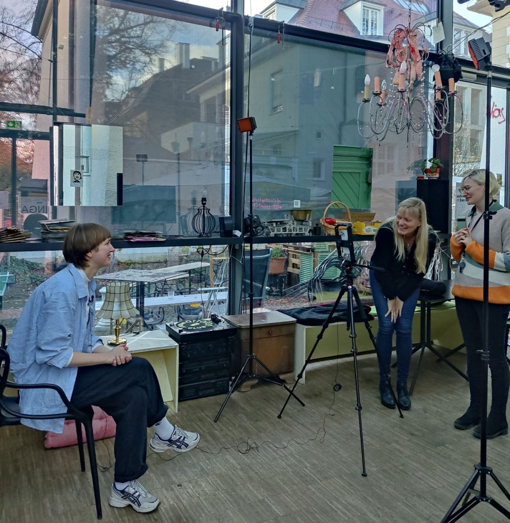 Filmdreh mit dem Smartphone: Reels fürs atelier monaco – Das Fest mit Beatrix Rinke (sitzend) und meiner Kollegin Rebecca Faber. Foto: Silvia Klein.