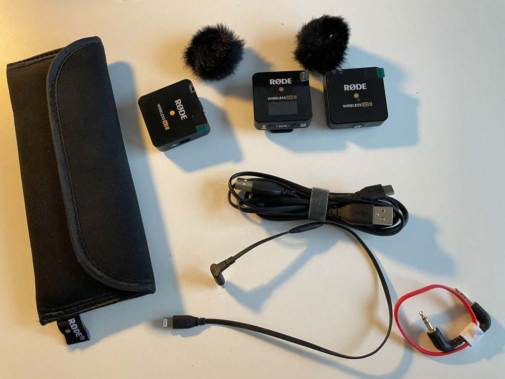 Stereo-Funkstrecke von Rode wireless Go II mit Adapter fürs iPhone: ein Empfänger, zwei Sender.
